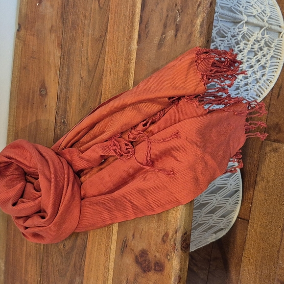 Elegant Tan Woven Bag with Red Scarf - Picture 2 of 5